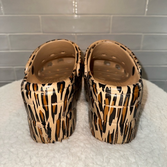 Leopard Print Platform Clogs - Picture 5 of 8